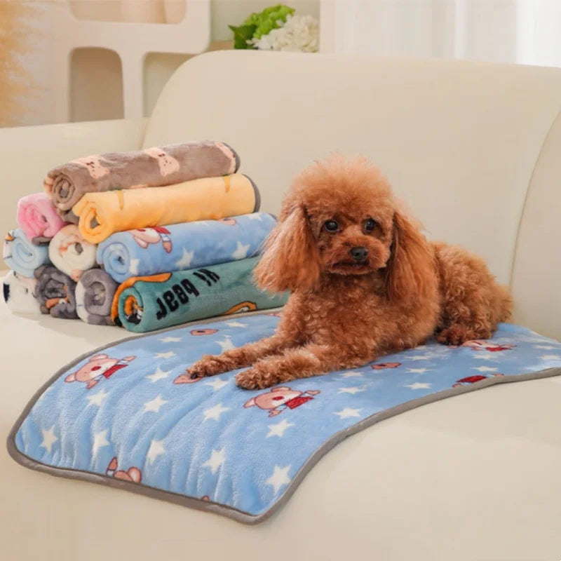 Chien coucher sur un panier chien tapis rafraichissant