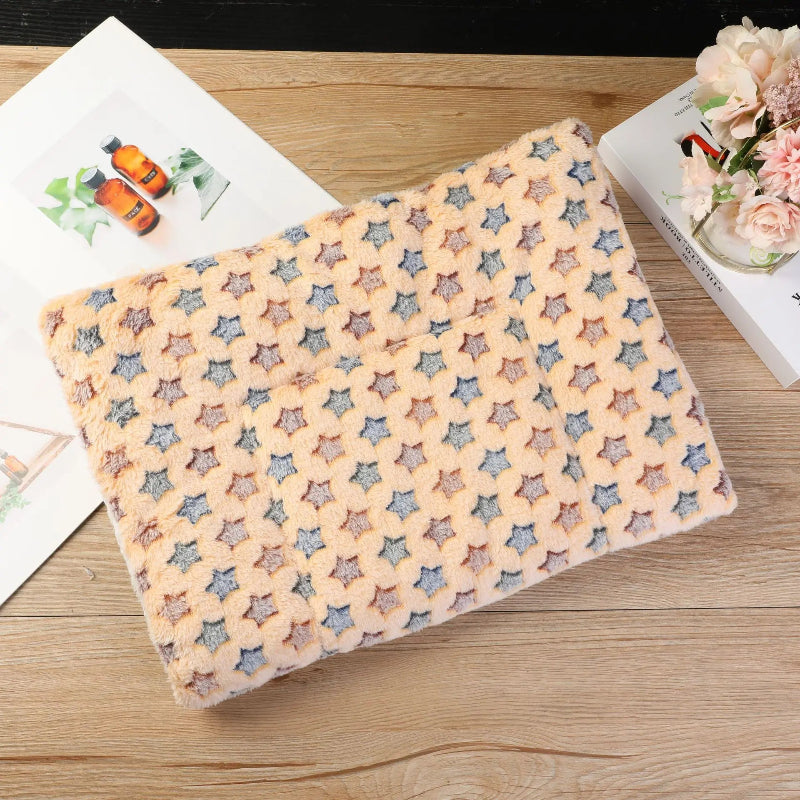 couverture chien beige motif patte de chien coloré