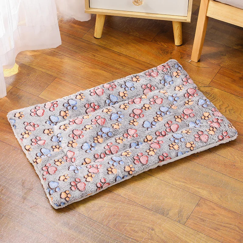 couverture chien gris motif patte de chien coloré