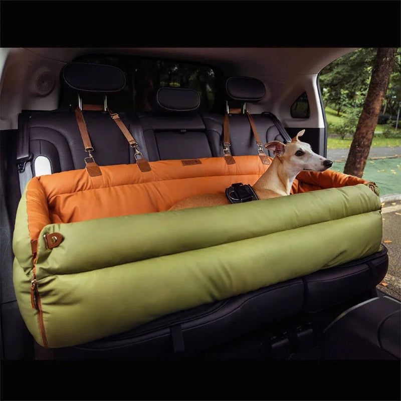 Chien assis sur un grand panier chien voiture vert et orange