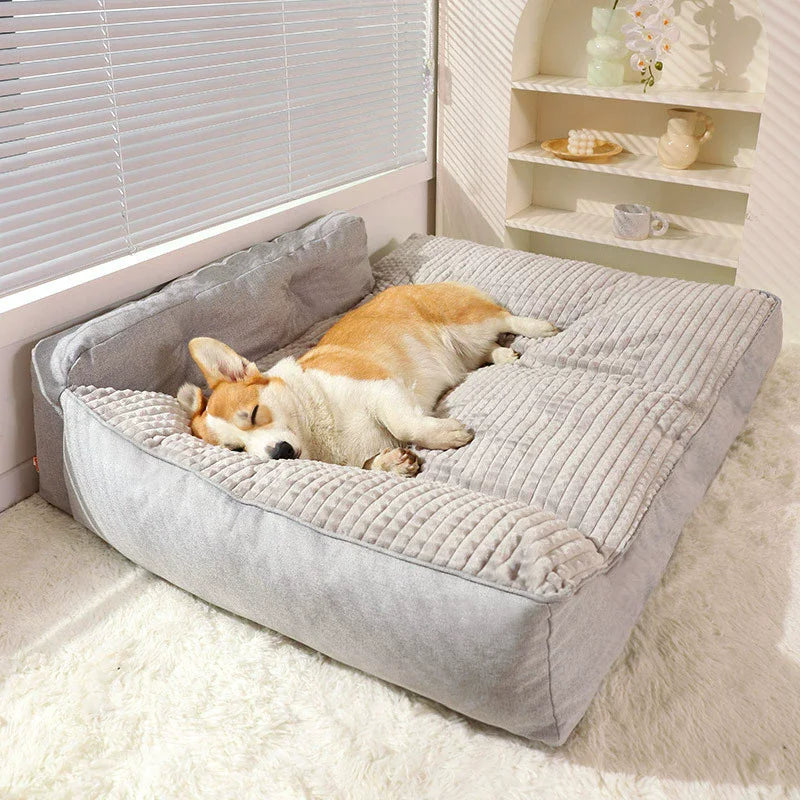 Chien coucher sur un panier chien orthopédique gris