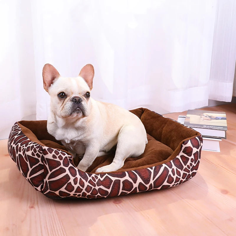 Chien coucher sur un panier chien orthopedique motif girafe